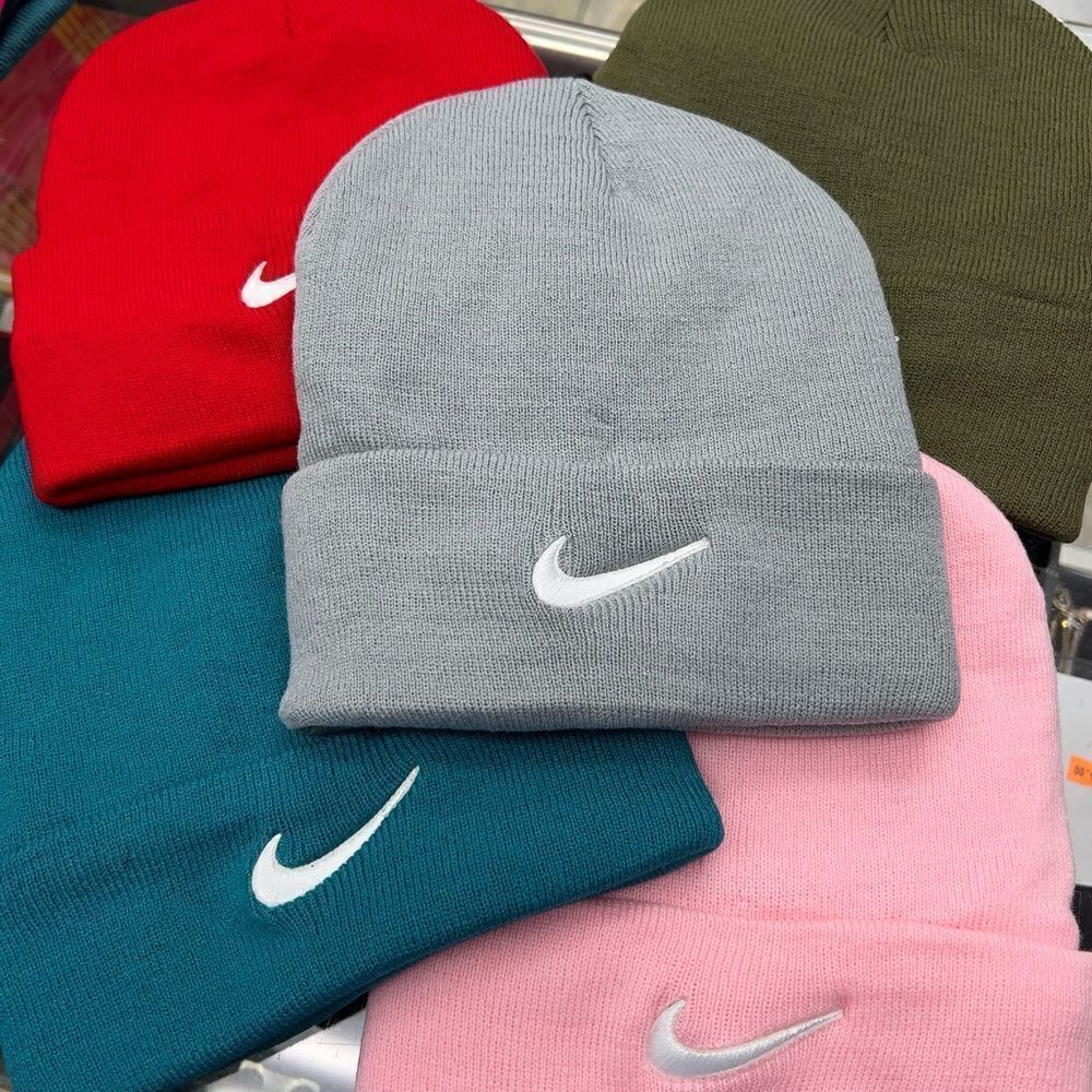 Only The milky green color left ‼️
NWT beanie & is fleece lined and very warm